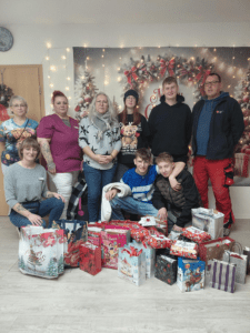 Die insgesamt 38 Weihnachtsgeschenke wurden von vier Kindern sowie Betreuern des Landkinderheims "Am Huy" in Anderbeck übergeben. Foto: Humanas