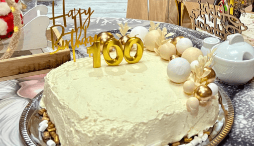 Zu ihrem 100. Geburtstag hat Johanna Helen Feind im Humanas-Wohnpark Tangermünde eine große Geburtstagstorte bekommen. Foto: Humanas