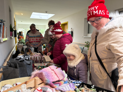 Erster Humanas-Weihnachtsmarkt in Grieben inklusive Spendenübergabe