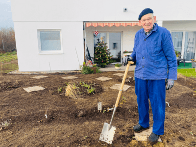 Lutz Wilke wohnt im Magdeburger Humanas-Wohnpark Diesdorf und hat bei der Pflanzaktion "Otto pflanzt!" tatkräftig mit angepackt. Foto: Humanas