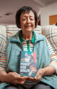 Naturdokumentationen haben es Martina Beyer, die an mehreren Tagen in der Woche unsere Tagespflege in Ballenstedt besucht, besonders angetan. Foto: Humanas