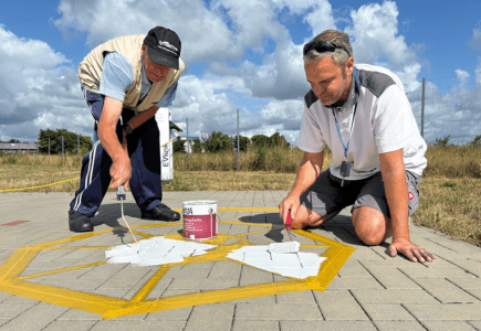 Auf dem Parkplatz der Humanas-Verwaltung in Colbitz haben Jürgen Wilke (l.) und Ronny Banse- Mündel die beiden Parkplätze mit den E-Ladesäulen kenntlich gemacht. Foto: Bianca Oldekamp-Kurth/Humanas
