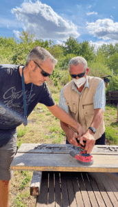 Zusammen haben Hausmeister Ronny Banse-Mündel (l.) und Bewohner Jürgen Wilke die Holz-Bänke im Außenbereich des Wohnparks Heyrothsberge wieder auf Vordermann gebracht. Foto: Bianca Oldekamp-Kurth/Humanas