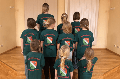 Humanas hat die „Bornstedter Dance-Kids” vom SV Grün-Rot Bornstedter e.V. mit einem neuen Satz Tanz-T-Shirts unterstützt. Foto: SV Grün-Rot Bornstedt e.V.