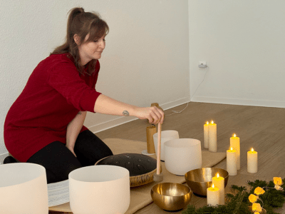 Pflegekraft Christina Grube aus dem Humanas-Wohnpark Tangerhütte hat vor drei Jahren eine Ausbildung an den Klangschalen absolviert. Foto: Alica Warsawski/Humanas