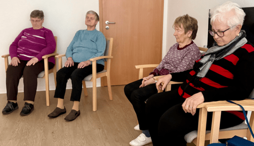 Eine kleine Gruppe und eine bequeme Sitzposition ist für die richtige Portion Entspannung während der Klangreise im Wohnpark Tangerhütte wichtig. Foto: Alica Warsawski/Humanas