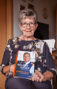 Elisabeth Meier lebt in einer gemütlichen Zweiraumwohnung im Wohnpark Osterwieck und verbringt viel Zeit beim Lesen von Biografien berühmter Menschen. Foto: Humanas