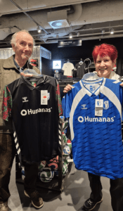 Die Bewohnerinnen und Bewohner aus dem Wohnpark Colbitz haben die Trikots des 1. FC Magdeburg entdeckt. Foto: Humanas