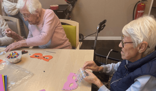 Funkelnde Diamanten, bunte Pompons und farbige Filzmaler sind kürzlich im Wohnpark Grieben zum Einsatz gekommen als Bewohnerinnen ihre persönlichen Masken für Karneval gestaltet haben. Foto: Humanas