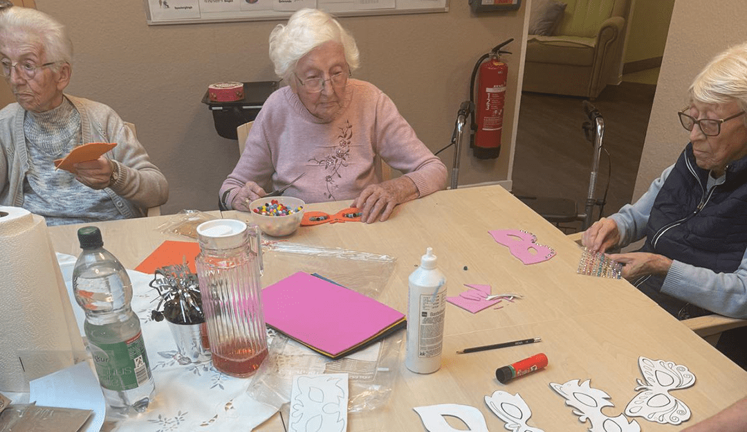 Karnevalsbastelei mit Diamanten, Pompons und Co. in Grieben