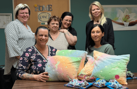 Freuen sich über den abgeschlossenen Kooperationsvertrag und zukünftige Treffen von Jung und Alt (v.l.): Pflegekraft und Organisationstalent Kristin Weiß, Pflegedienstleiterin Doreen Felter, Bewohnerin Doris Heyden, Hauswirtschaftsleiterin Ricarda Bollmann, pädagogischer Fachdienst Victoria Stein (o.) und Geschäftsführerin Susann Schaf von System & Punkt GmbH. Foto: Humanas