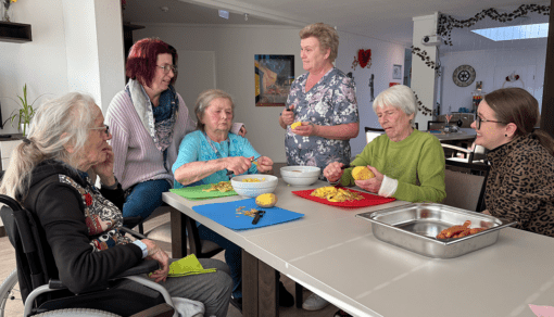 Für einen Rosenkohleintopf unterstützen die Bewohnerinnen (v.l.) Christa Rathmann, Erna Wilde und Gundula Handke dem Humanas-Team um Pflegedienstleiterin Tanja Hochhauser (2. v.l.), Pflegekraft Petra Geisendorf und Praktikantin Sophie Herold gern beim Schnippeln. So werden Fähigkeiten und Fertigkeiten zugleich gefördert und bleiben erhalten. Foto: Humanas
