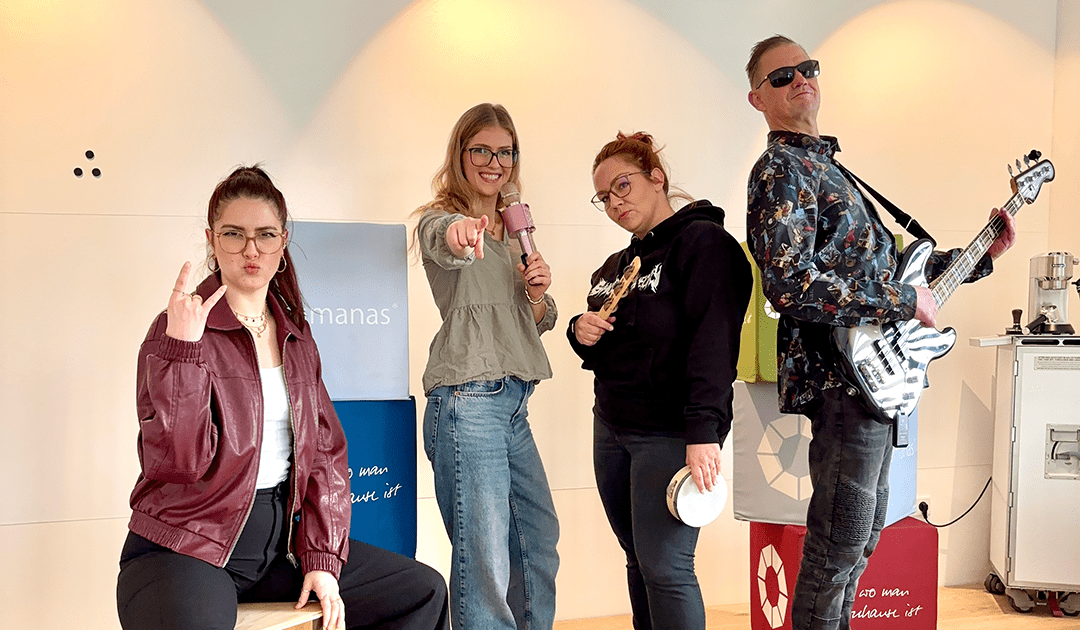 An dem Cajón rockt Deborah Voigt, Referentin für Personalfragen, den Bass bringt IT-Referent Matthias Gebbers zum Dröhnen und Manuela Wendt, Referentin für Marketing, spielt verschiedene Schelleninstrumente. Foto: Humanas