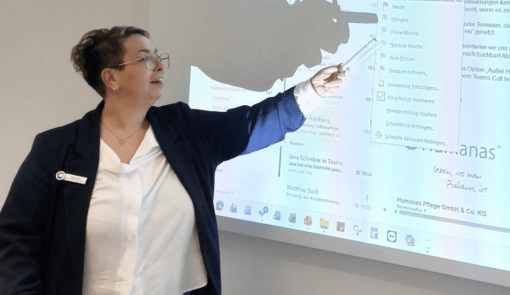 Projekt-Pflegedienstleiterin Katrin Blume leitet gemeinsam mit Katrin Lindgreen den Workshop "Zeitmanagement für PFK". Foto: Humanas
