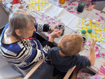 Im Wohnpark Colbitz wurde die Bewohnerschaft von Kindern der örtlichen Kita beim Eierfärben unterstützt. Foto: Humanas