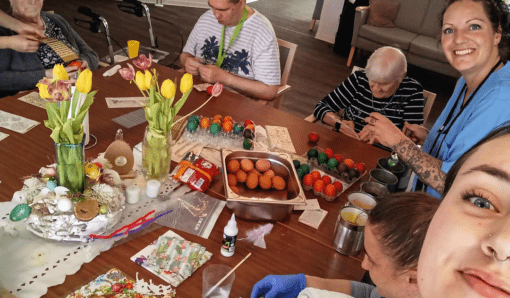 Im Wohnpark Zielitz haben Bewohnerinnen und Bewohner zusammen mit dem Team Eier gefärbt und dekoriert. Foto: Humanas