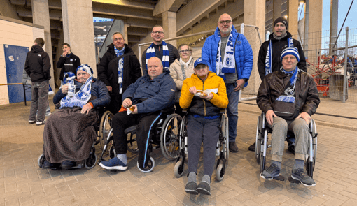 Teammitglieder aus Diesdorf sowie aus der Hans-Grade-Straße waren mit einigen Seniorinnen und Senioren angereist und verfolgten das Spiel auf den Zuschaurängen. Foto: Humanas