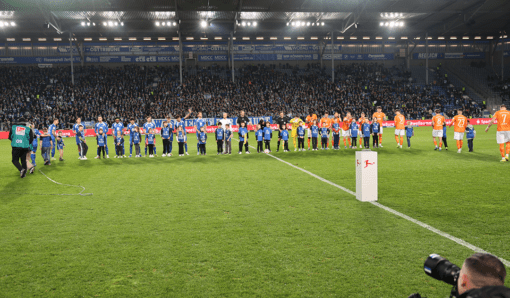 22 Jungen und Mädchen der Humanas-Familie bildeten die Einlaufeskorte der Fußballer und haben die Spieler auf das Spielfeld begleitet. Foto: Humanas