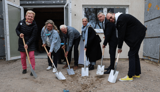 Gemeinsam haben sie die Zeitkapsel am neuen Humanas-Wohnpark in Irxleben traditionell vergraben (v. l.): Steffi Trittel von der Stiftung „Leben in der Hohen Börde“, Pflegedienstleiterin Jacqueline Kube, Ortsbürgermeister Jürgen Heitmüller, Humanas-Geschäftsführerin Ina Kadlubietz, Andreas Burger, Bürgermeister der Gemeinde Hohe Börde und Humanas-Geschäfstführer Fabian Biastoch. Foto: Humanas