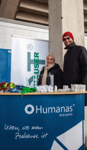 Zum "Tag der Fans mit Handicap" beim 1. FC Magdeburg hat Stephanie Heinecke von MOT auch den Humanas-Stand mit Fabian Biastoch unterstützt. Foto: Humanas