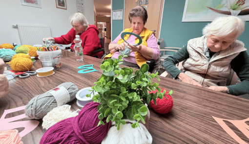Die Bewohnerinnen im Wohnpark Heyrothsberge haben kreative Osterdekoration aus Papier und Wolle hergestellt. Foto: Humanas