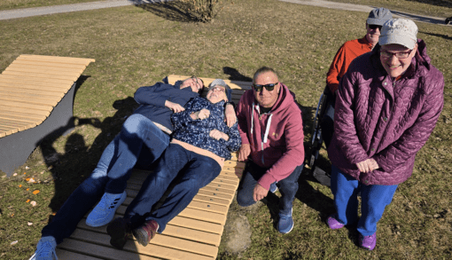 Das Teams aus dem Wohnpark Schönebeck hat gemeinsam mit einigen Bewohnerinnen und Bewohnern sowie Tagespflegegästen einen Ausflug an das Gradierwerk gemacht, um die Frühlingssonne zu genießen. Foto: Humanas