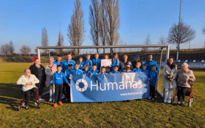 Humanas überreicht Finanzspritze für Fußballtrikots
