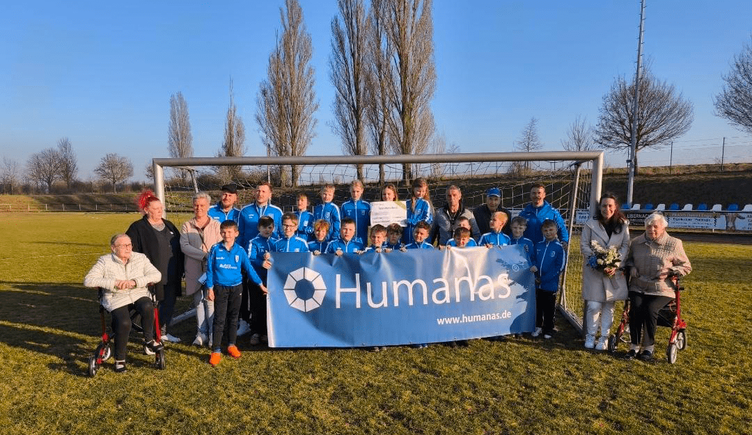 Humanas überreicht Finanzspritze für Fußballtrikots