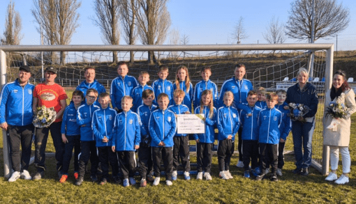 Die Fußballerinnen und Fußballer der F-Jugend des SV Blau-Weiß Schwanebeck haben die Spende vom Wohnpark Schwanebeck entgegengenommen. Foto: Humanas