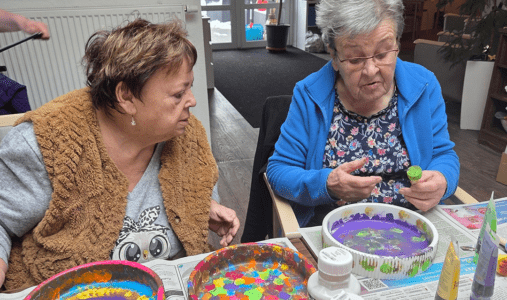 Dekoteller aus Gips haben die Bewohnerinnen im Humanas-Wohnpark Heyrothsberge kreativ gestaltet. Foto: Humanas