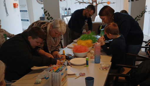 Zusammen mit dem Nachwuchs der Kinderfeuerwehr der Freiwilligen Feuerwehr Wefensleben haben Bewohnerinnen und Bewohner des Wohnparks Osterdekoration gebastelt. Foto: Humanas