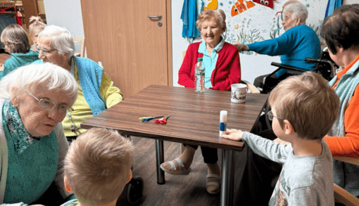 Gemeinsam kreativ: Kinder der Kita Spatzennest und Bewohnerinnen und Bewohner beim Frühlingsbasteln im Wohnpark Ballenstedt. Foto: Humanas