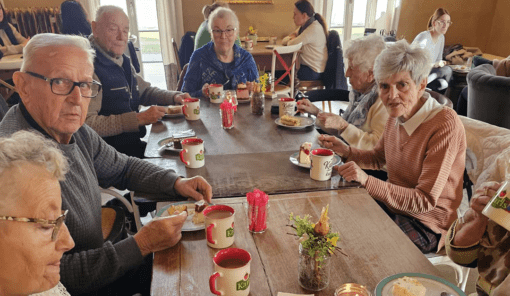 Bewohnerinnen und Bewohner aus dem Wohnpark Grieben beim gemütlichen Kaffeetrinken im Rittergut von Barby. Foto: Humanas