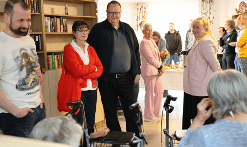 Bei ihrem Besuch im Humanas-Wohnpark haben die Bürgermeisterinnen und Bürgermeister sowie Demografie-Verantwortlichen sich selbst einen Eindruck vom Konzept des Pflegeunternehmens gemacht und sich auch mit Bewohnerinnen ausgetauscht. Foto: Humanas