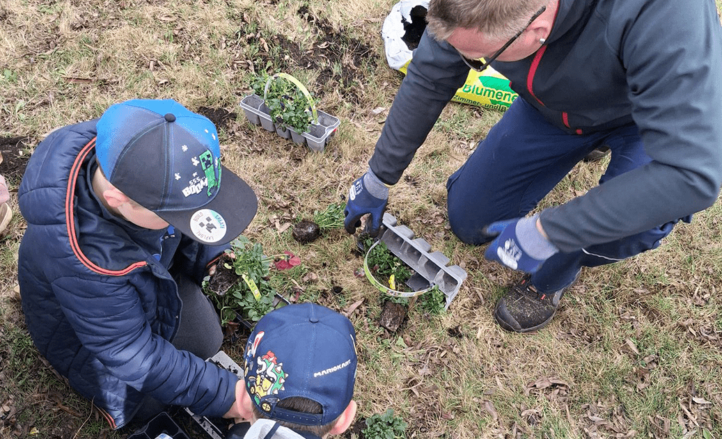 Pflanzaktion mit Kita-Kindern in Meisdorf
