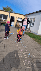 Abseits der Pflanzaktion im Wohnpark Meisdorf wurden die Kinder der Kita "Selketalzwerge" mit Kreide kreativ. Foto: Humanas