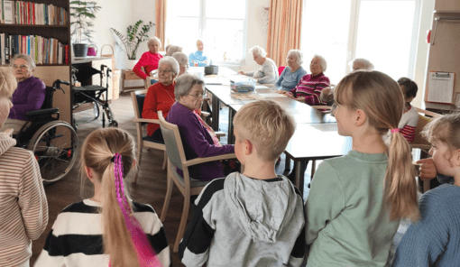 Die Kinder vom Hort "Sonnenklee" singen vor den Bewohnerinnen und Bewohnern und sorgen für eine fröhliche Osterstimmung im Wohnpark Osterwieck. Foto: Humans