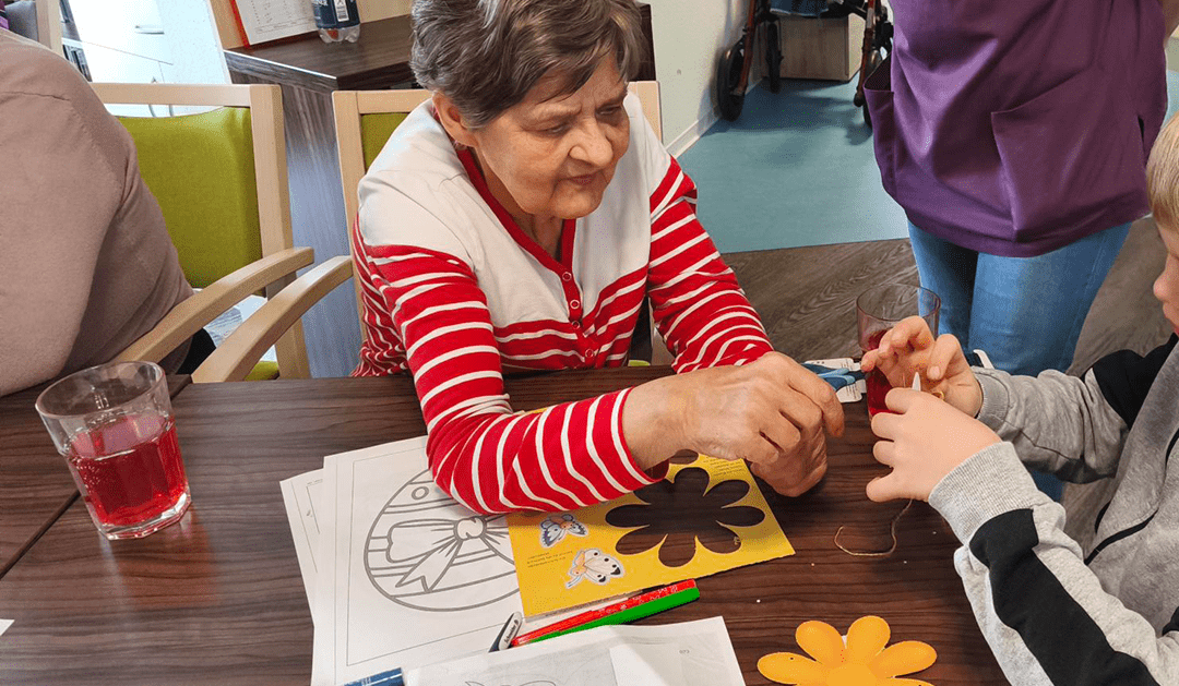 Kinder aus dem Hort „Sonnenklee“ basteln und malen zusammen mit Bewohnerinnen und Bewohnern im Wohnpark Osterwieck. Foto: Humans
