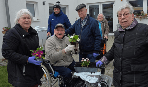 Trotz schlechtem Wetter: Im Wohnpark Schwanebeck haben die Bewohnerinnen und Bewohner die Blumen vom Pflanzenrichter auf dem Wohnpark-Gelände eingepflanzt. Foto: Humanas
