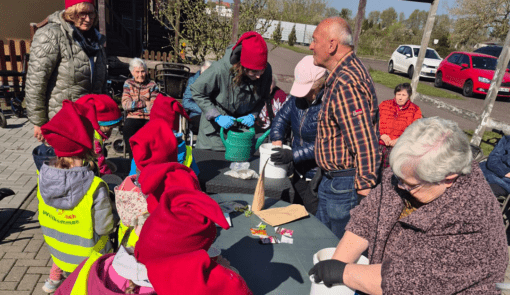 Im Wohnpark Tangerhütte haben die Kinder der Kooperationskita "Friedrich Fröbel" Samenbomben hergestellt. Foto: Humanas