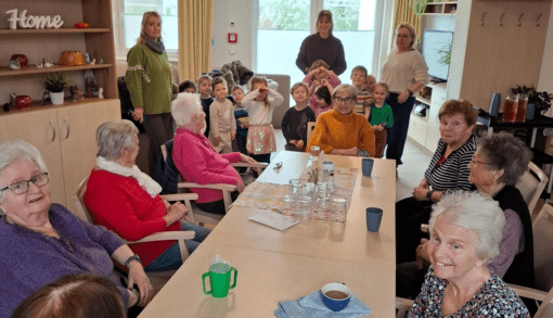 ewohnerinnen und Bewohner verfolgen das bunte Treiben der Ostersuche im Wohnpark Wanzleben. Foto: Humanas