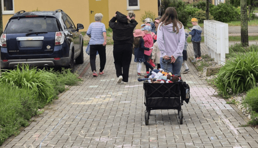 Die Kinder der Kooperationskita “Borstel” haben unsere Bewohnerinnen und Bewohner besucht und gemeinsam mit dem Wohnpark-Team die Wege rund um den Wohnpark mit bunter Kreide gestaltet. Foto: Humanas