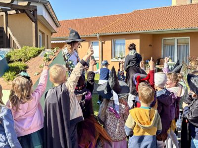 Hexe Kunnigunde, dargestellt von Betreuungskraft Christina Gube, gemeinsam mit den Kindern der Kooperationskita „Friedrich Fröbel“. Foto: Humanas