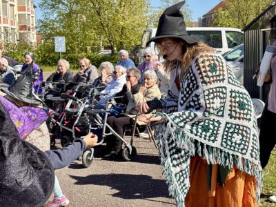 Gemeinsam mit den Kindern werden die Zutaten gesammelt und der Hexentrunk zubereitet.