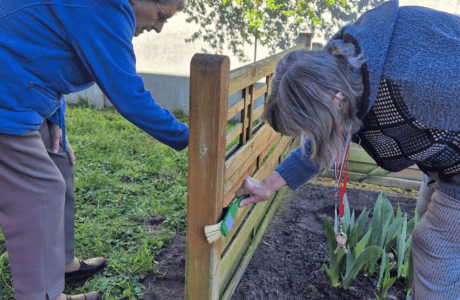 Zuletzt stand ein Frühjahrsputz der besonderen Art an: Der in die Jahre gekommene Sichtschutz in Colbitz erhielt eine Grunderneuerung. Foto: Humanas