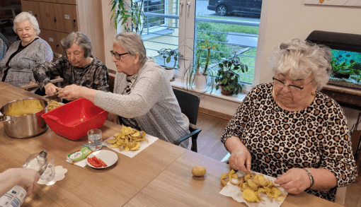 Spargel und Kartoffeln wurden in großer Runde im Humanas-Wohnpark Schönebeck geschält. Foto: Humanas