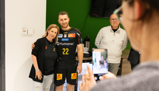 Beim Spielertreff mit Lukas Mertens vom SC Magdeburg hatten die Humanas-Kolleginnen und -Kollegen die Möglichkeit ein Foto mit dem Handballer zu machen. Foto: Humanas