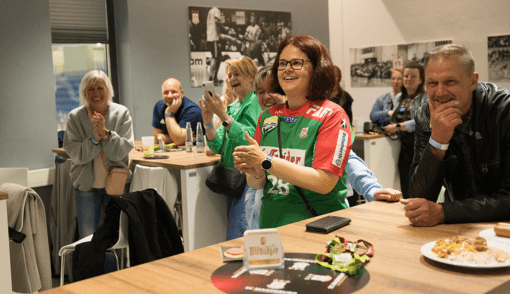 Neben dem spannenden Spiel, stand auch die tolle Stimmung der Teammitglieder im Mittelpunkt der Veranstaltung in der Getec Arena. Foto: Humanas