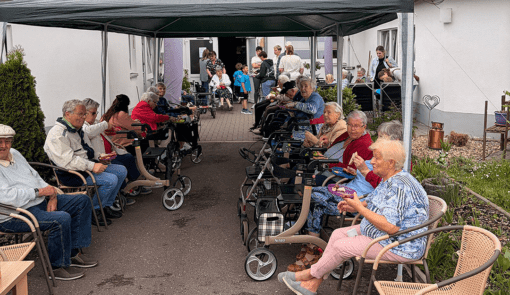 Ein gelungener Abschluss: Nach den Stationen kamen alle Teilnehmende bei Bratwurst am Wohnpark Tangermünde zusammen. Foto: Humanas