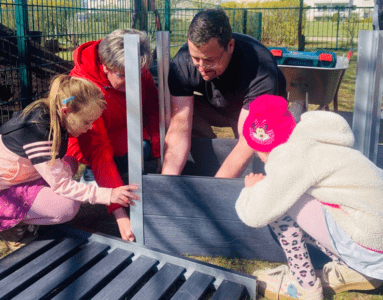 Pflegedienstleiter Thomas Gmell aus dem Humanas-Wohnpark Tangerhütte baut zusammen mit den Kindern der Kita „Friedrich Fröbel“ das Hochbeet auf. Foto: Humanas